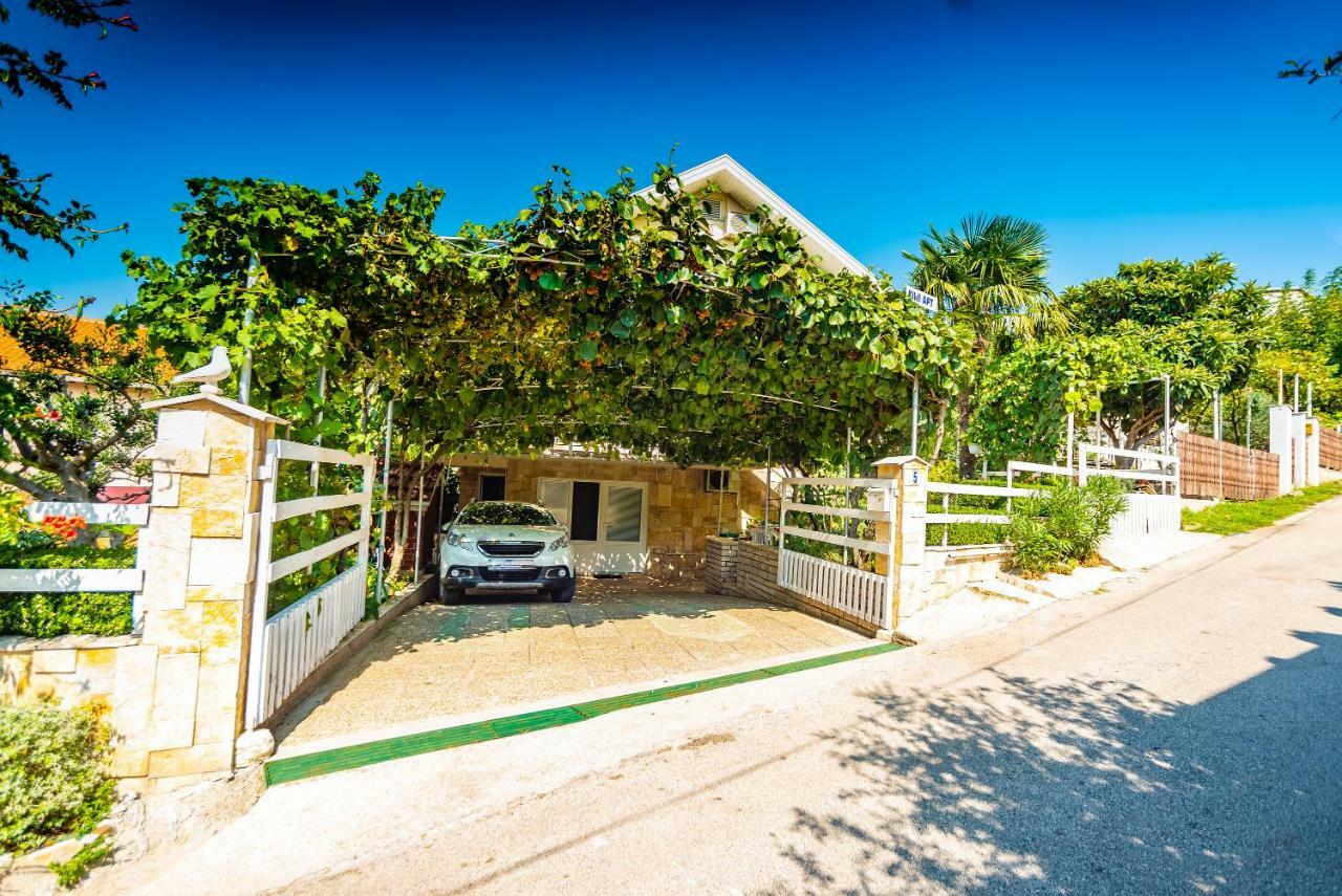 Kiwi Apartments Gornji Karin Exterior foto